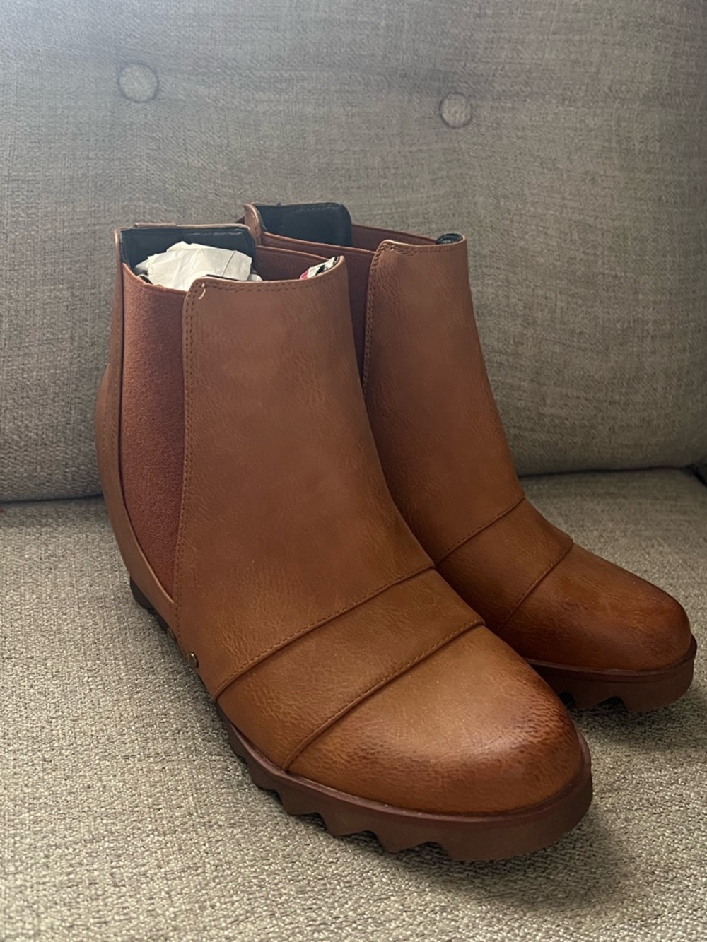 Women’s heeled Chelsea Boot - Brown Leather-Style Slip-On